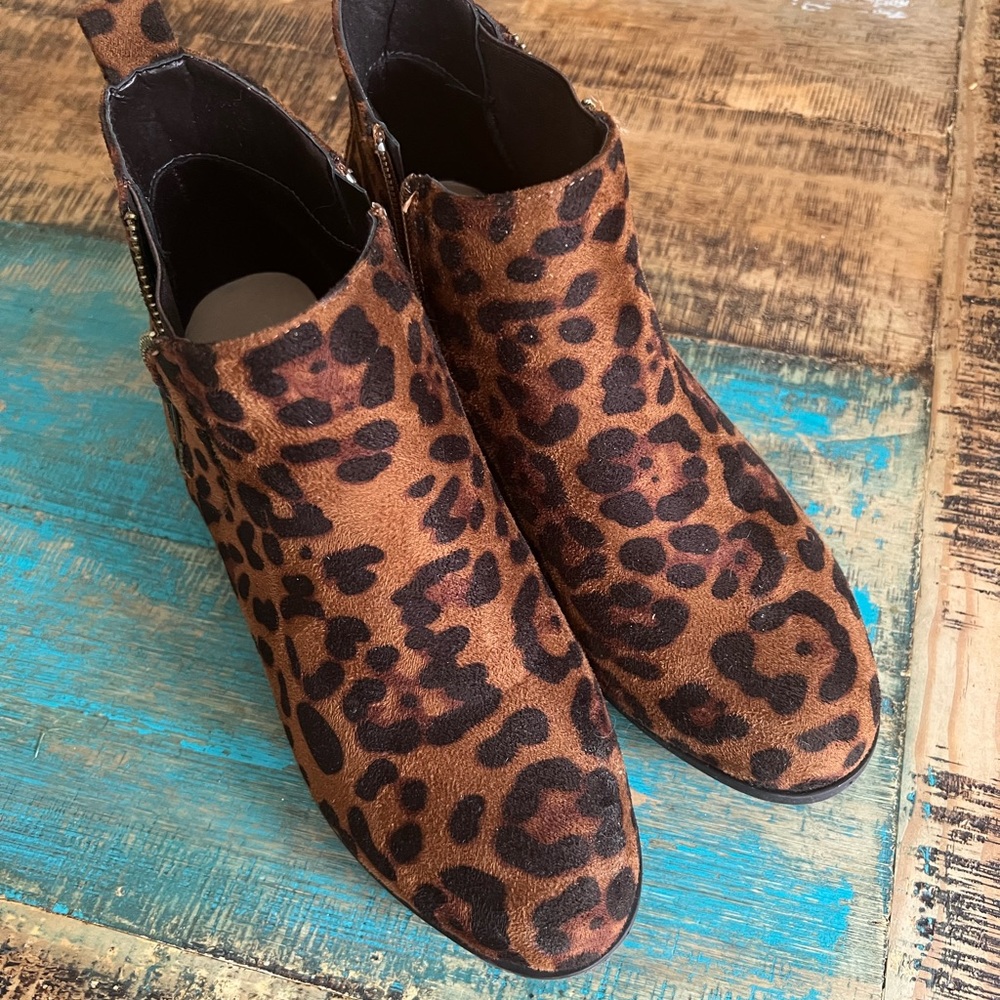Pierre Dumas leopard print boots Size 8